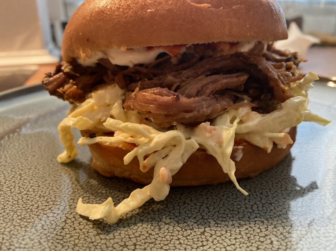 Burger med pulled kalv og coleslaw